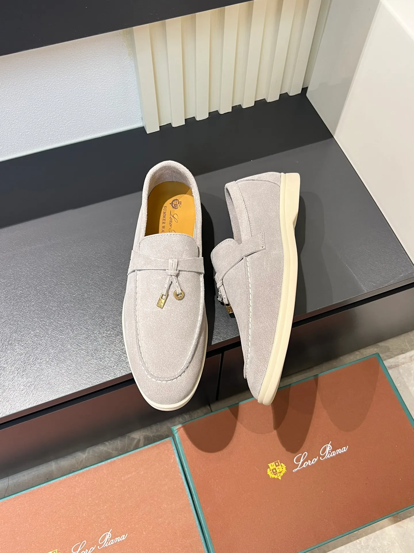 Men's shoes 💰p360 "Loro men's shoes 💰pian'*" Classic L men's shoes for couples 💰p Top version British flat loafers, a must-have item in old money style, the minimalist design is eye-catching and durable, a plus point for dressing The soft foot feel and texture are outstanding. They don’t scratch your feet and are very nice. They are matched with soft and waxy soles. They can be worn daily for a long time without getting tired. They are easy to wear, versatile and classic items, with perfect foot feel and texture! Imported cashmere fabric, the lining is made of imported A-grade water-dyed cow lining, the top version of the genuine leather midsole is sewn with pure handmade mark thread! Size: Female 35-40 (34. Customized) Male 38-44 (45.46. Customized)